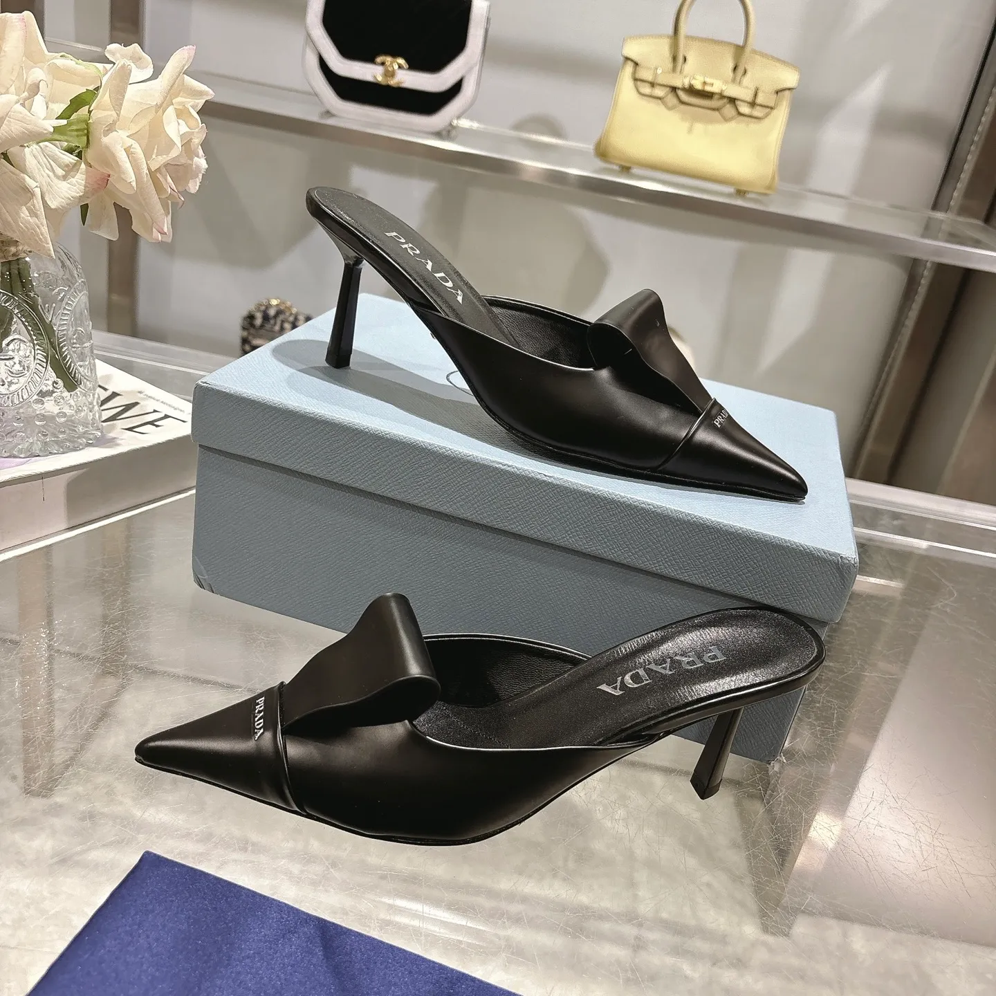 👟👟Ex-factory price 540👟👟 PRADA* Prada 25ss spring and summer new Mary Jane pointed-toe high-heeled shoes fashion shoes. Purchased from the original version and developed 1:1, perfect details, comfortable on the feet, can be matched with beautiful spring and summer clothes, exquisite and durable 🤩 ✔Upper: original open edge beaded cowhide ✔Inner lining: sheepskin ✔Outsole: Italian leather outsole ✔Heel height: 5.5cm, 7.5cm ✔Number of yards: 35-40 (41 can be customized and non-refundable) ✔Packaging: original full set of packaging